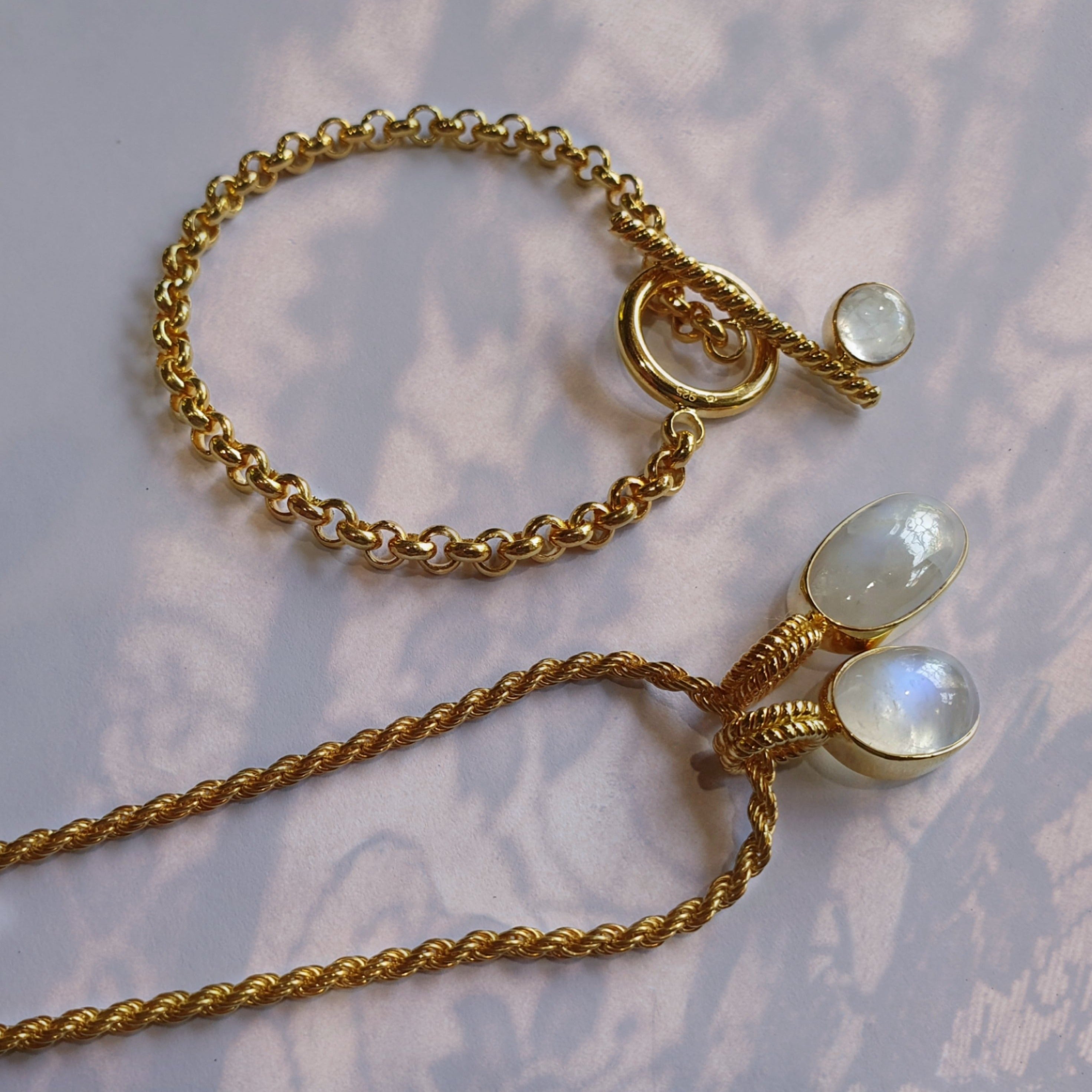 Rolo Chain Moonstone Bracelet with a Toggle clasp // Gold