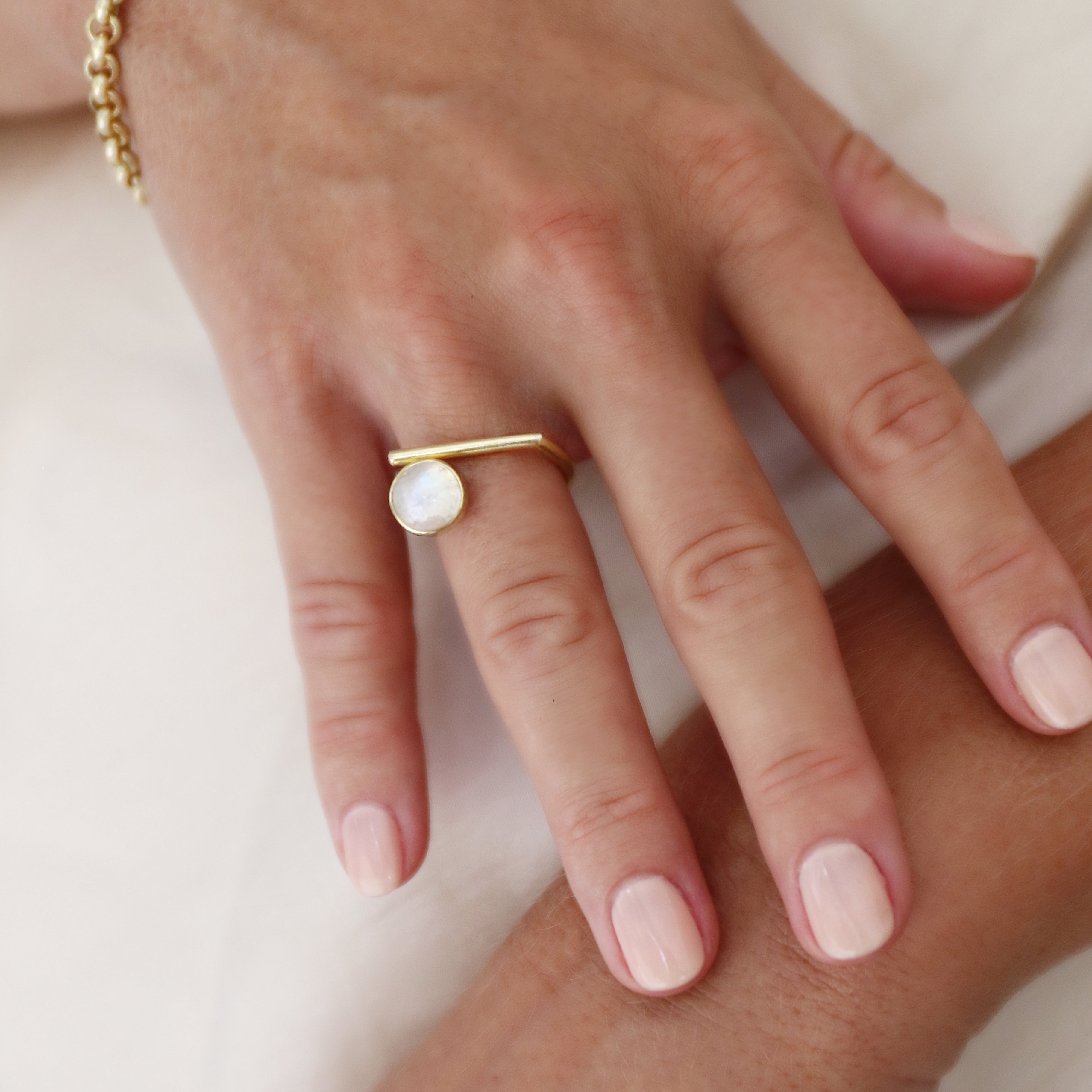 Moonstone ring // Gold