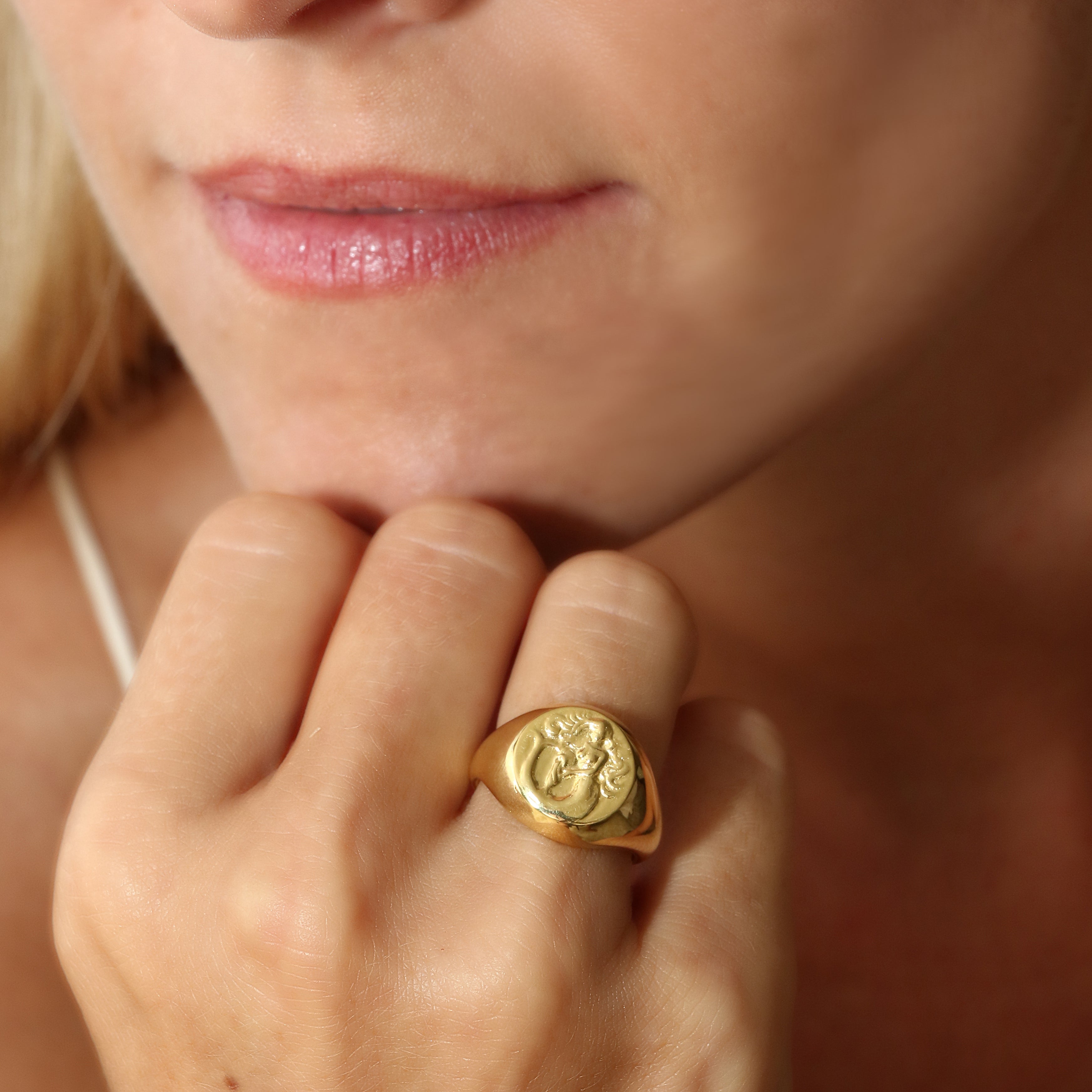 Signet ring aquarius // Gold