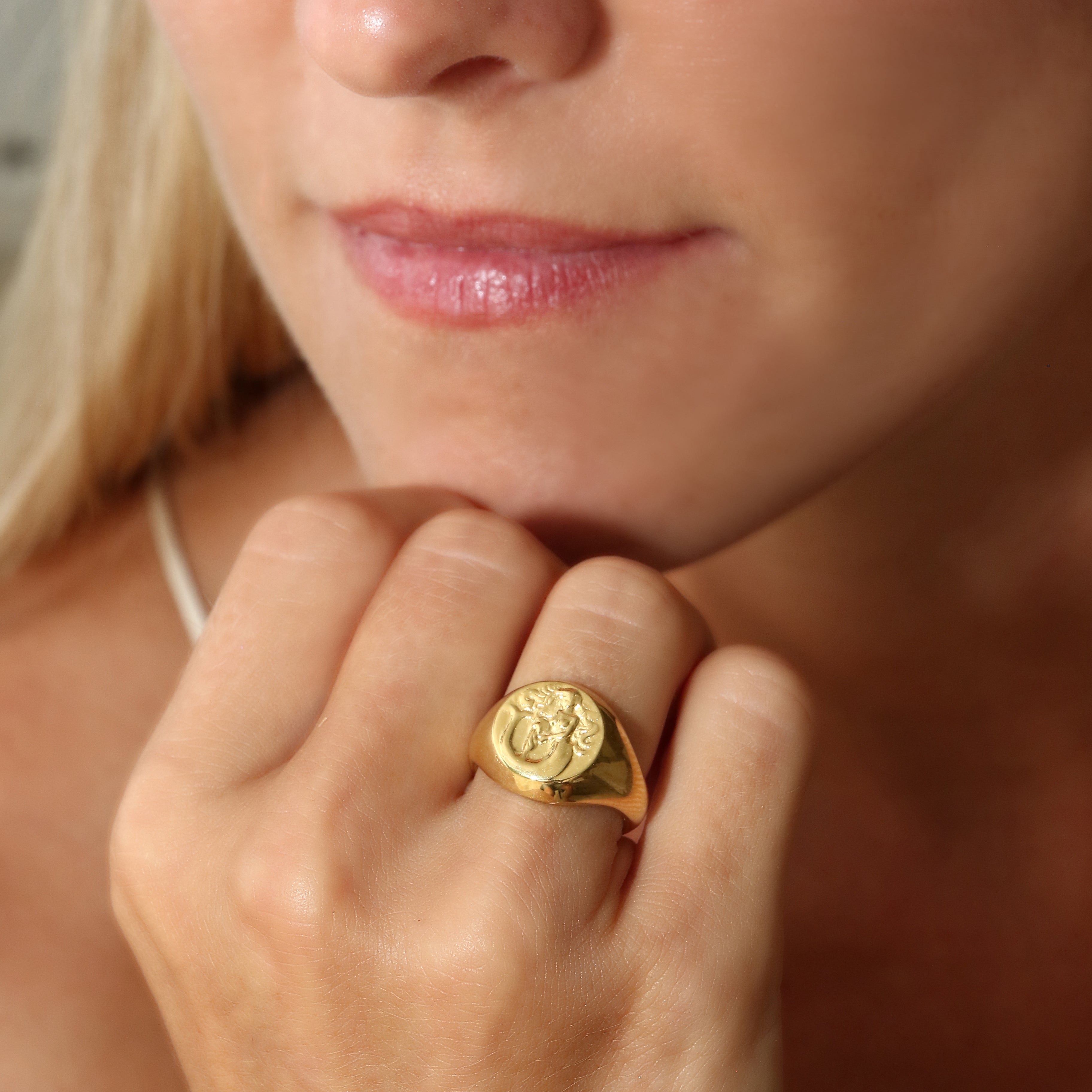 Signet ring aquarius // Gold