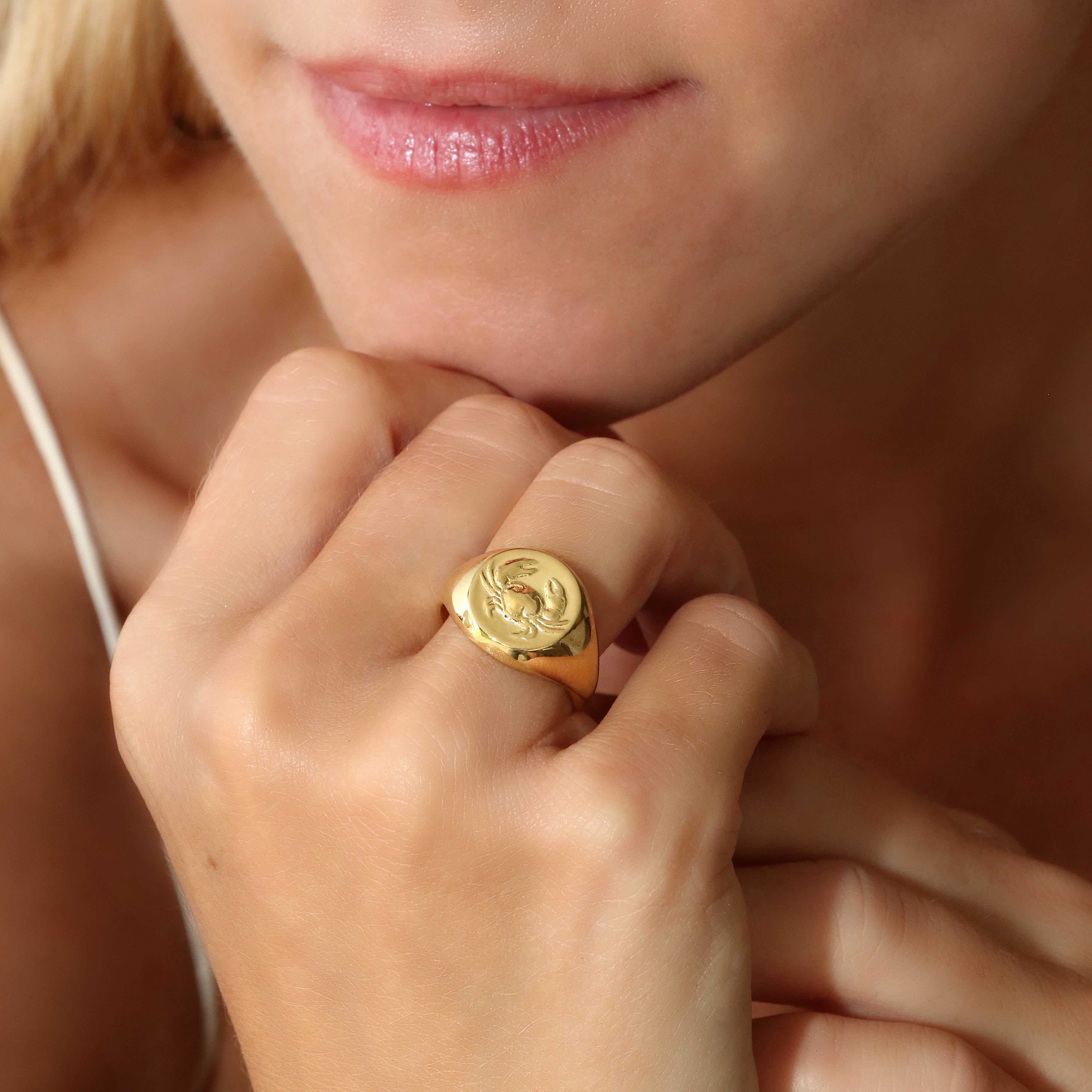 Cancer signet ring // Gold