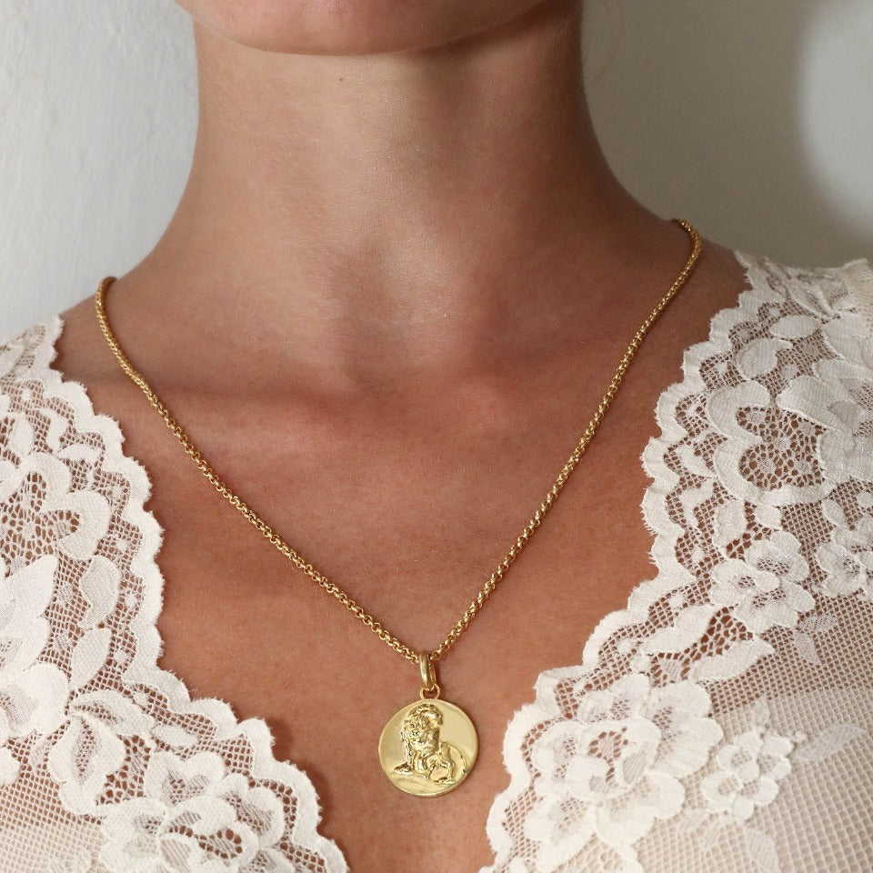 Leo pendant necklace // Gold