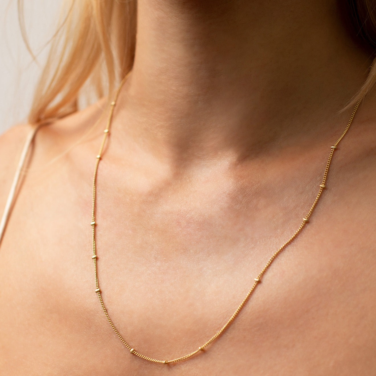 mini mall sphere chain necklace with a lobster clasp // Gold